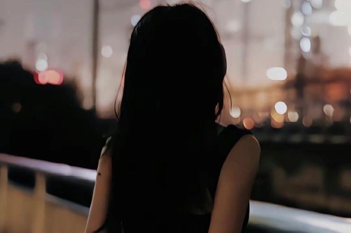 黑历史被扒、新剧又遭质疑洗白艺人76 岁张艺谋也遭遇老年尴尬