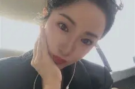 大衣哥朱之文中途罢演引发热议。他在景区登台表演到一半骤然停演并非设备故障而是难以忍受现场高温无法继续演出